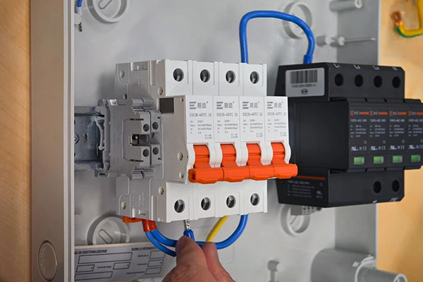 二级浪涌保护器怎么选？适合安装在哪里？易造防雷