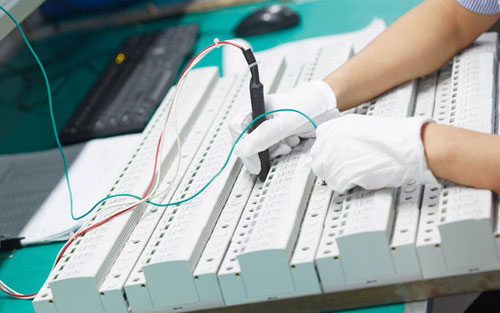 浪涌保护器需具有遥信触点，可集成至机房环境监控系统，有关系吗？