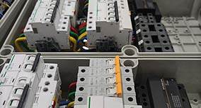 交流浪涌保护器使用和空气开关区别-点击查看详情--易造防雷