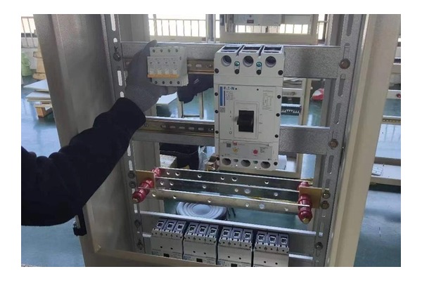 配电箱内部空间与接线工作会影响完整项目成本