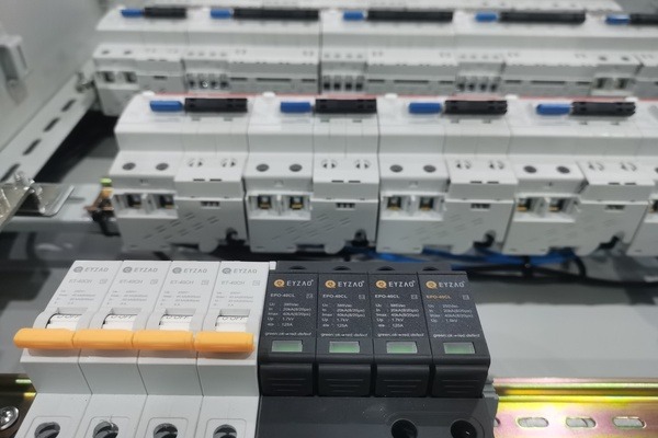 地铁车站配电柜内浪涌保护器与断路器排列实景 地铁车站配电柜内浪涌保护器与断路器排列实景