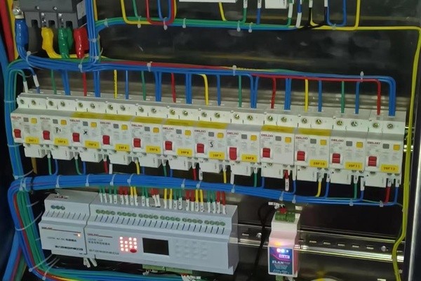 户外箱柜内导轨模块与接线实拍 户外箱柜内导轨模块与接线实拍