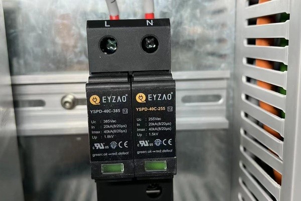光伏项目配电箱内浪涌保护器模块安装特写 光伏项目配电箱内浪涌保护器模块安装特写